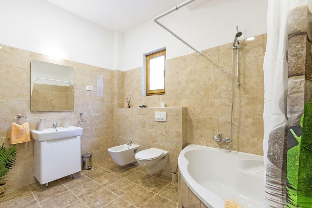 Cozy Apartment 10 Min From The Beach Pula Exterior foto