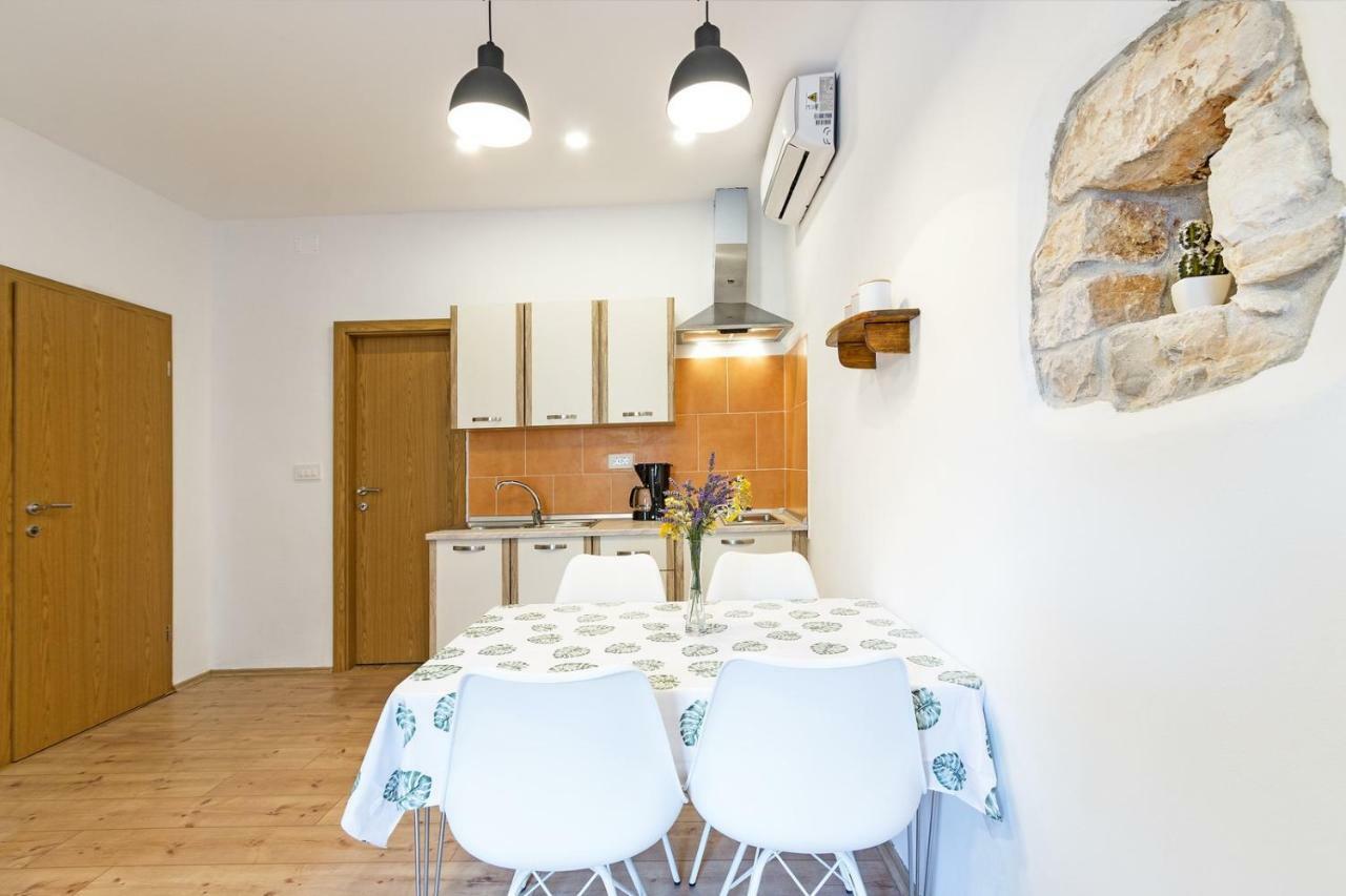 Cozy Apartment 10 Min From The Beach Pula Exterior foto